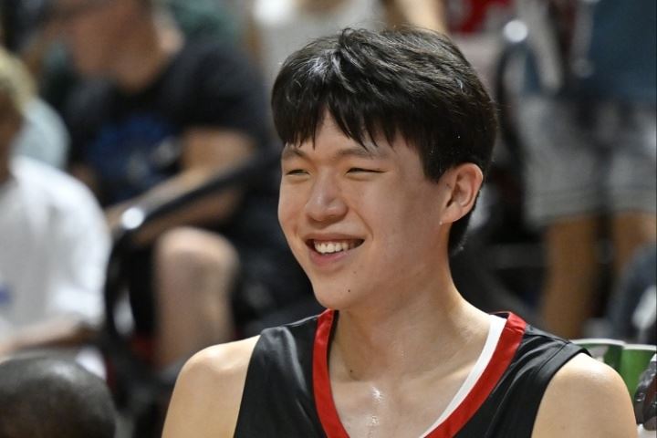 很轻松😆！队记：杨瀚森看起来玩得很开心 一直带着微笑