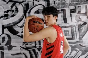 队记：不要给杨瀚森太多压力 初来乍到就表现挣扎对他没好处