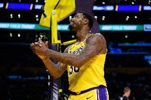 急需找到手感!斯玛特半场4中0&罚球4中4拿到4分3助