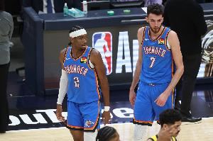 切特：暂停时我建议球队多冲篮下 然后SGA连进两球 这让我闭嘴